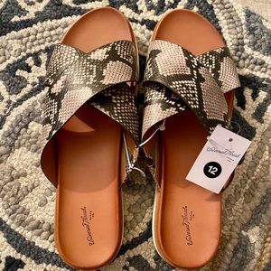 Universal Thread Snakeskin Slides